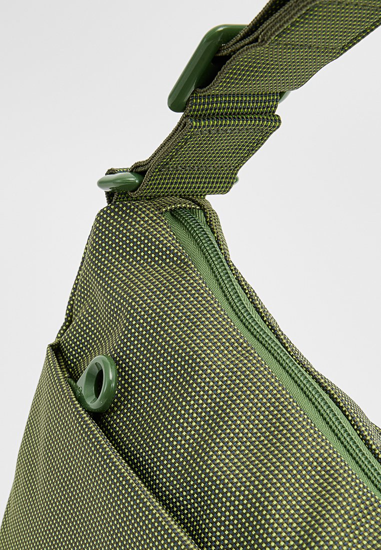 Bolso de hombro de tela verde con un diseño texturizado, que cuenta con una cremallera y detalles de metal en un verde más oscuro. Incluye una correa ajustable.