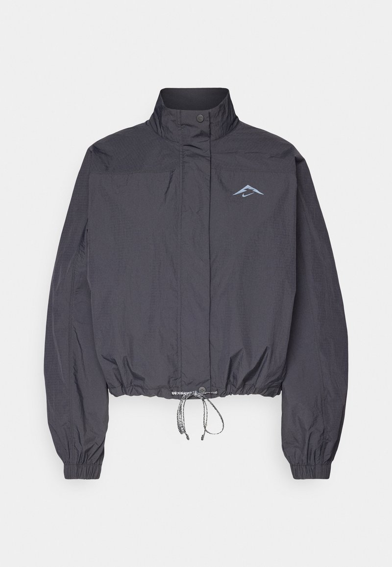 Dunkelgraue leichte Jacke mit hohem Kragen, Vorderknöpfen, elastischen Bündchen, Kordelzugsaum und kleinem hellblauen Berghalblogo auf der Brust.