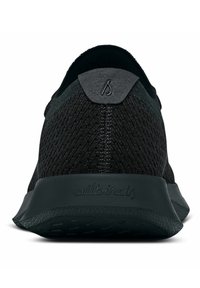 Svart atletisk sko med en texturerad stickad ovandel, slät hälkappa och dämpad sula. Inkluderar "allbirds"-logotypen på baksidan.