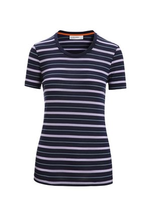 Top a righe navy e bianche con maniche corte e scollatura a giro, abbinato a una mini gonna bianca. Indossato con sneakers bianche.