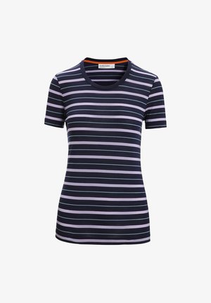 Laivastonsininen ja valkoinen raidallinen lyhythihainen paita, jossa on pyöreä pääntie, yhdistettynä valkoiseen minihameeseen. Asusteena valkoiset lenkkarit.