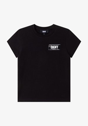 Sort kortærmet T-shirt med rund hals og lille rektangulært DKNY-logo patch på venstre brystområde.