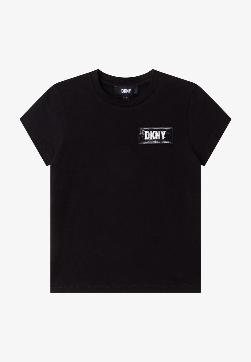 T-shirt noir à manches courtes avec col rond et petit patch rectangulaire du logo DKNY sur la partie gauche de la poitrine.