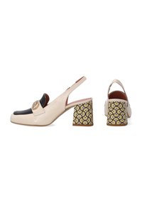 Krémově béžová laková slingback obuv s černou přední částí, zlatými detaily a vzorovaným blokovým podpatkem v béžové a žluté barvě s kulatými vzory.