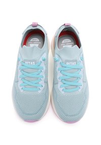 Hellblaue Sportschuhe aus Mesh-Material, mit strukturiertem Obermaterial und kontrastierenden Schnürsenkeln. Sie verfügen über eine rote Innensohle und einen pinken Akzent an der Sohle.
