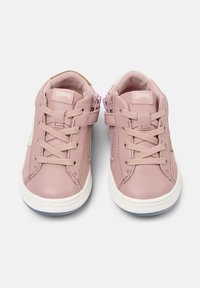 Sneakers in pelle rosa con suole in gomma bianca, dotate di lacci e cerniere laterali per un facile accesso. Nome del marchio visibile sul tallone.
