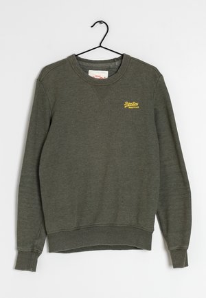 Sweat-shirt à col ras-du-cou vert olive avec poignets et ourlet côtelés, petit logo jaune "SuperDry" sur le côté gauche de la poitrine, suspendu à un cintre noir.