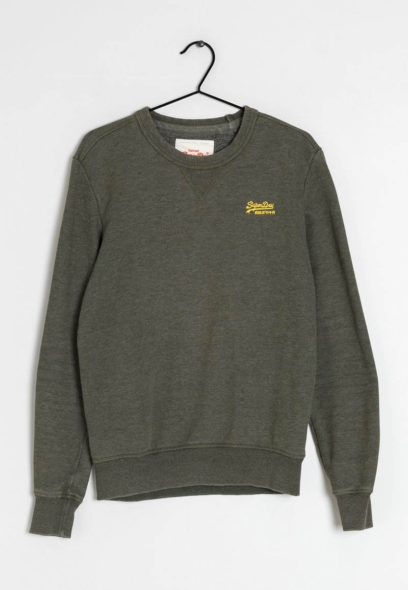 Sweat-shirt à col ras-du-cou vert olive avec poignets et ourlet côtelés, petit logo jaune "SuperDry" sur le côté gauche de la poitrine, suspendu à un cintre noir.