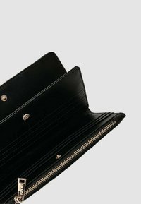 Portafoglio in pelle nera con molteplici scomparti per carte, un compartimento con cerniera e una chiusura a scatto. Interno strutturato con design elegante.