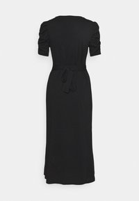 Robe midi noire avec manches courtes bouffantes et ceinture nouée à la taille, vue de dos sur un fond clair uni.