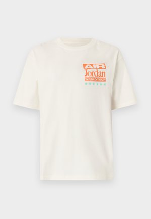 Λευκό κοντομάνικο T-shirt με πορτοκαλί και τιρκουάζ κείμενο "Air Jordan World Tour" και έξι τιρκουάζ αστέρια στο πάνω αριστερό στήθος.