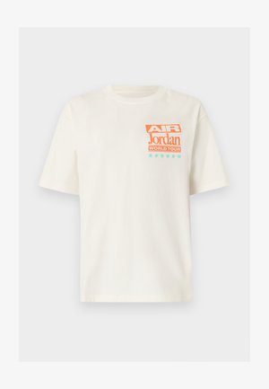 Λευκό κοντομάνικο T-shirt με πορτοκαλί και τιρκουάζ κείμενο "Air Jordan World Tour" και έξι τιρκουάζ αστέρια στο πάνω αριστερό στήθος.