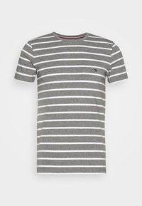 Šedé a bílé pruhované tričko s kulatým výstřihem a krátkými rukávy. Obsahuje malé logo na levé části hrudi. Měkká bavlněná tkanina.