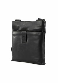 Borsa a tracolla nera in pelle con texture liscia, dotata di chiusura a patta e logo in rilievo sulla parte frontale. Inclusa tracolla regolabile.