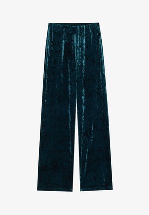 Pantaloni a gamba larga in velluto teal con una morbida texture, caratterizzati da una vita alta e una finitura liscia. Senza chiusure visibili o motivi.