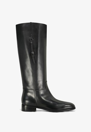 Botte en cuir noir montante avec une texture lisse, un léger brillant, un zip sur le côté et un petit talon carré.