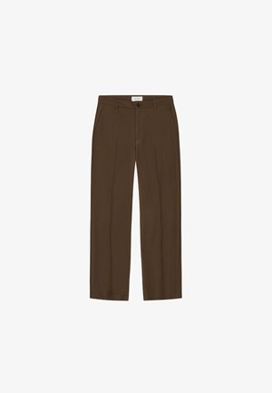Pantaloni marroni a gamba dritta realizzati in un materiale liscio, con tasche anteriori e chiusura con un singolo bottone in vita.