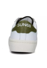 Weißer Sneaker mit grünem Lederakzent an der Ferse, auf dem "SUN68" in weißem Text steht. Gummisohle, flaches Design und glatte Textur.