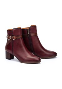 Bottines en cuir bordeaux avec un talon bloc, dotées d'une fermeture éclair sur le côté et d'une sangle décorative avec un détail de boucle en métal.