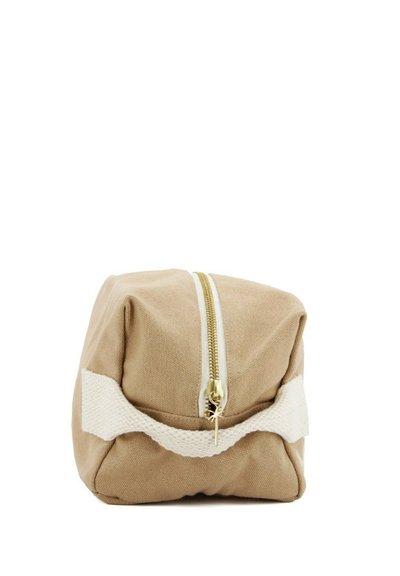 Borsa in tessuto beige con zip dorata, forma quadrata e dettagli in tessuto bianco testurizzato sul lato. Adatta per riporre o trasportare oggetti essenziali.