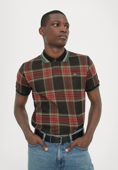 Polo cu mânecă scurtă, prezentând un model de carouri negre, roșii și galbene. Guler și manșete în contrast, cu accente verzi și negre.