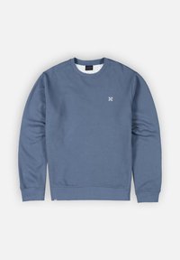 Sweat-shirt bleu en tissu doux, avec un col rond, des manches longues et un petit logo blanc sur la poitrine. Poignets et ourlet côtelés.