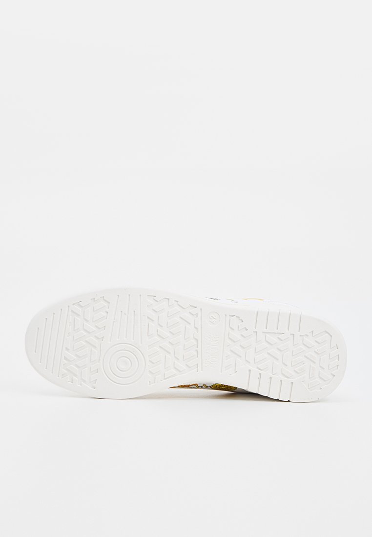 Semelle de chaussure en caoutchouc blanc avec un motif de grip texturé. Taille 42 marquée. Le design présente un profil lisse et détaillé pour une meilleure traction.