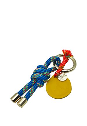 Porte-clés avec corde tressée bleue et multicolore, étiquette en cuir jaune, petit charme métallique et cordon rouge attaché à un anneau en argent.