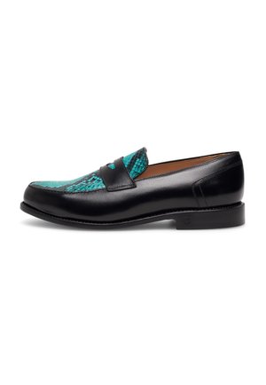 Zwarte leren loafer met een turkoois en zwart textuurpatroon aan de voorkant, met een slank ontwerp en een ronde neus.