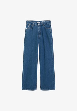 Jeans blu a vita alta, larghi con vita alta, dotati di bottone e zip frontali, passanti per cintura e cinque tasche, posati su uno sfondo bianco.