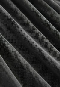 Tessuto grigio scuro con texture a righe orizzontali, pieghe visibili e un morbido lucido.