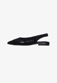 Zapato slingback negro con diseño intrincado de tela, punta puntiaguda, tacón bajo y superficie texturizada. Presenta patrones florales y lados abiertos.