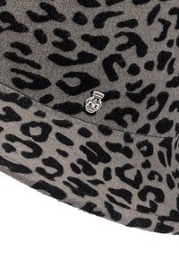 Grauer Filzhut mit einem schwarzen Leopardenmuster, mit einem kleinen silbernen Emblem an der Seite. Weiche Textur, abgerundete Form und breiter Rand.
