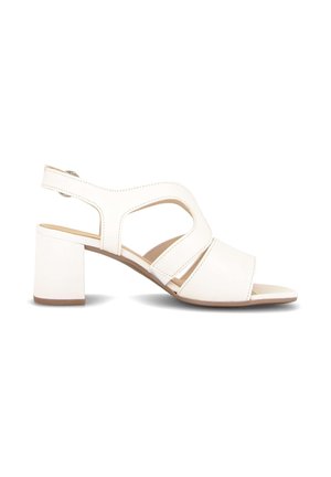 Witte sandaal met open teen en blokhak, met een slingback-riem en uitgesneden ontwerp aan de zijkanten, weergegeven op een witte achtergrond.