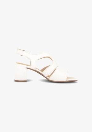 Witte sandaal met open teen en blokhak, met een slingback-riem en uitgesneden ontwerp aan de zijkanten, weergegeven op een witte achtergrond.