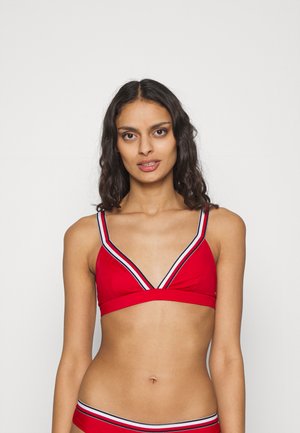 Top da bagno rosso con scollatura a V, spalline larghe e contrasti bianchi e blu. Realizzato in un tessuto liscio ed elastico.