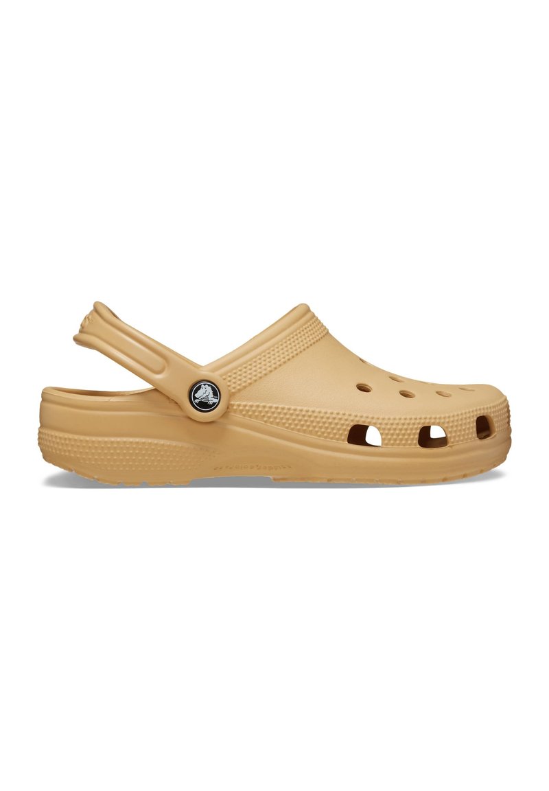 Hellbraune Clogs aus leichtem Material, mit Belüftungsöffnungen, einem Riemen hinten und einer strukturierten Sohle für guten Halt.