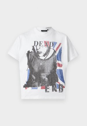 Wit T-shirt met een zwarte afbeelding van een persoon in een netten outfit, gelegd over een vervaagde Union Jack en de tekst "DEAD END."