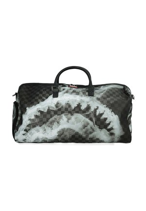 Borsa da viaggio a scacchi neri con manici neri, caratterizzata da un motivo ondulato bianco simile a fumo sulla parte anteriore, su sfondo bianco.