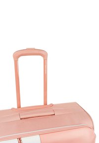 Equipaje rosa suave con mango retráctil, cierre de cremallera y asa integrada. Material duradero con una textura suave y diseño minimalista.