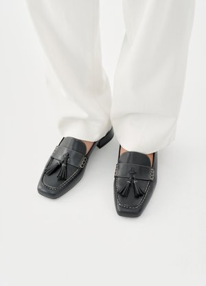 DEBBI - Loaferit/pistokkaat - black/white