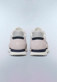 Scarpe da atletica rosa chiaro e grigie con texture scamosciata, caratterizzate da una suola blu navy e un accentuato logo sul tallone. Design classico da corsa.