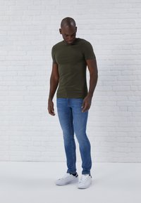 Pier One 3 PACK BASIC MUSCLE FIT T SHIRT - T-shirts - white/khaki/black