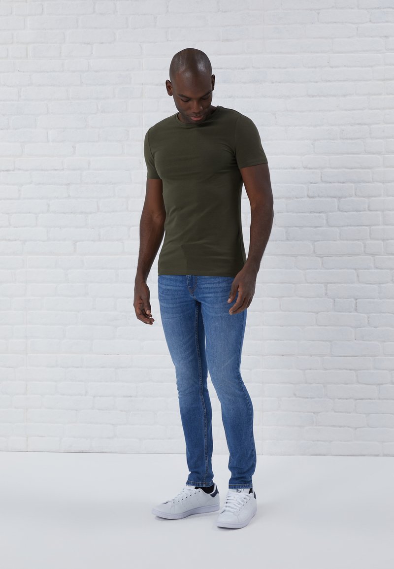 Pier One 3 PACK BASIC MUSCLE FIT T SHIRT - Basic T-shirt - white/khaki/black