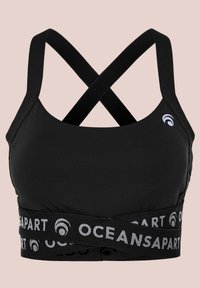 Czarny stanik sportowy z krzyżującymi się ramiączkami, elastyczny pas z napisem "OCEANSAPART" oraz gładki, elastyczny materiał zapewniający komfort.