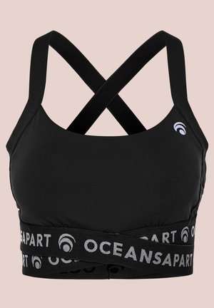 Czarny stanik sportowy z krzyżującymi się ramiączkami, elastyczny pas z napisem "OCEANSAPART" oraz gładki, elastyczny materiał zapewniający komfort.