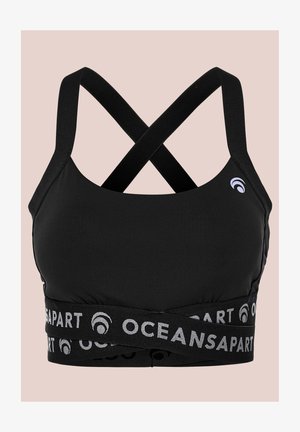 Czarny stanik sportowy z krzyżującymi się ramiączkami, elastyczny pas z napisem "OCEANSAPART" oraz gładki, elastyczny materiał zapewniający komfort.