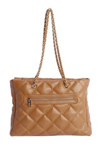 Bolso acolchado color taupe con forma rectangular, que cuenta con un bolsillo delantero con cremallera y dos asas de cadena. Textura lisa con patrón de diamante.