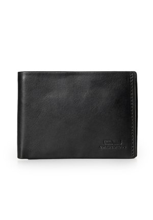 Portafoglio bifold in pelle nera con cuciture visibili e un piccolo logo impresso nell'angolo inferiore destro, mostrato chiuso su uno sfondo bianco.