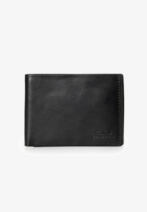 Portafoglio bifold in pelle nera con cuciture visibili e un piccolo logo impresso nell'angolo inferiore destro, mostrato chiuso su uno sfondo bianco.